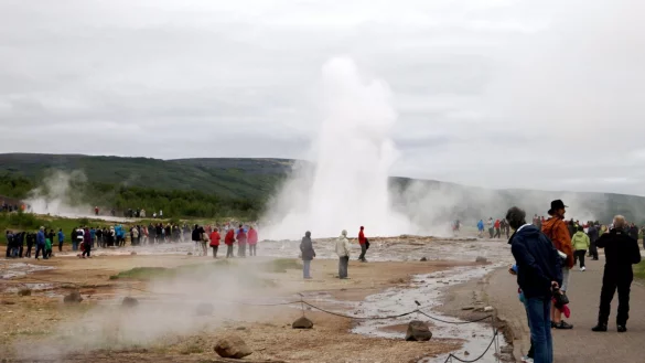 Touristen bestaunen den isl&auml;ndischen Geysir Strokkur - &copy; Foto: Steffen Trumpf/dpa/Archivbild