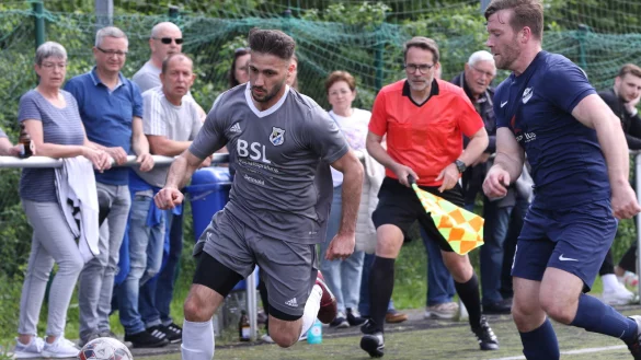 Vor den Augen der Zuschauer und des Linienrichters zieht Gianni Bovino (SG Hiddesen-Heidenoldendorf, links) an seinem Asemisser Torben Becker vorbei. - © Oliver König