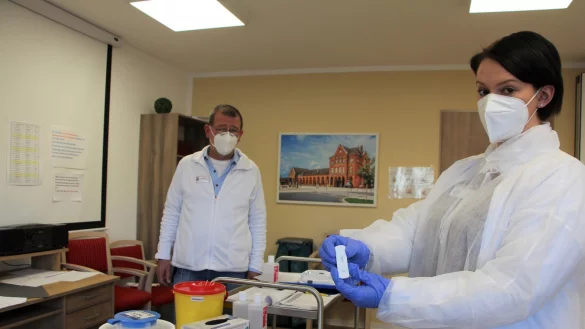 J&ouml;rg Bodenberger, Leiter der MCC-Pflegeeinrichtung in Lage, und Alina Janzen machen momentan t&auml;glich Dutzende Schnelltests f&uuml;r Mitarbeiter und Besucher. Die Impfkampagne kommt dagegen nicht voran &ndash; es gibt keinen Biontech-Stoff f&uuml;r die Bewohner. - &copy; Astrid Sewing