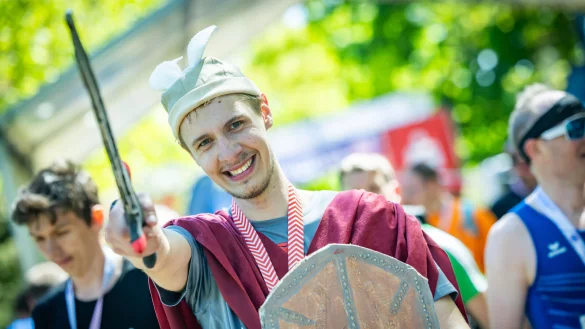 Manch ein Läufer verzichtet auf moderne Sportkleidung und läuft stattdessen in thematisch passenden Outfits ins Ziel ein. - © Sarah Jonek