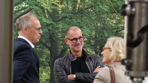 Aus dem Allstars-Team: Jens Lewe (Mitte, KFF Lemgo) mit Beatrix Boekstegers (Waldbauernverband) und Joachim Schelper (Firma Becker, Brakel) - © Axel Bürger