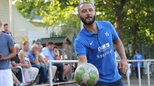 Ballverteiler auf dem Feld &ndash; und an der Seitenlinie: Lemgos Trainer Ilker Siviloglu. - &copy; Archiv: Oliver K&ouml;nig