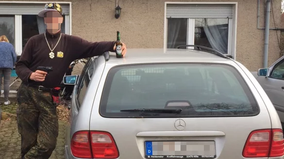 So posierte J&ouml;rg W. mit dem sp&auml;teren Fluchtfahrzeug. - &copy; Polizei Bielefeld