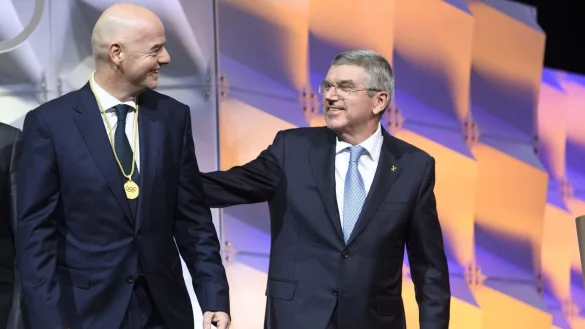 Infantino und Bach - &copy; Foto: Laurent Gillieron/KEYSTONE/dpa