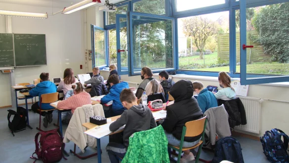 Im Stadtgymnasium Detmold wird alle 20 Minuten sto&szlig;gel&uuml;ftet. In diesem Klassenraum lassen sich die Fenster komplett &ouml;ffnen &ndash; eine &bdquo;Luxus-Situation", wie der Schulleiter sagt. In den oberen Etagen ist vielfach nur die Kipp-Position m&ouml;glich. - &copy; Archivfoto: Jana Beckmann
