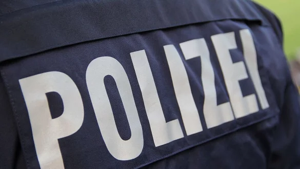 Der Fahrer hatte sein Auto im Zaun festgefahren. - &copy; dpa