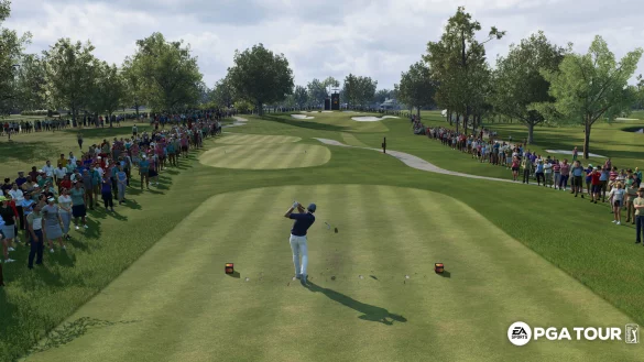 Abschlag zum neuen Golf-Videospiel von EA Sports, w&auml;hrend Zuschauerinnen und Zuschauer den Golfplatz s&auml;umen und wir hoffen, dass unser Ball nicht in einem der Sandbunker landet. - &copy; EA Sports