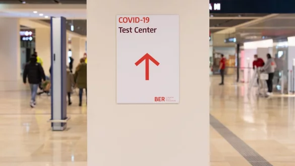 Corona-Test f&uuml;r Reisende - &copy; Foto: Paul Zinken/dpa