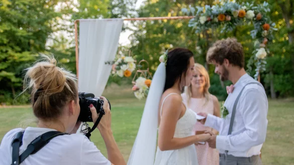 Der perfekt inszenierte Moment der Trauung. - &copy; Sophie Dilla
