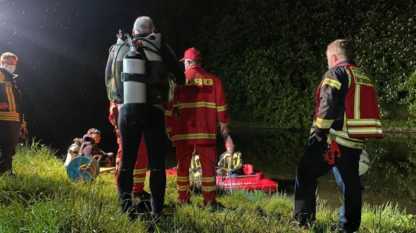 Die Feuerwehr sucht weiter die Werre ab. - &copy; C.Mahnke/FREITAG Medien Gruppe