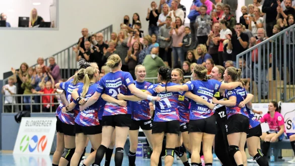 Die HSG-Spielerinnen versammeln sich gleich nach der Schlusssirene zum Jubeltanz. Die Zuschauer auf der neuen Trib&uuml;ne spenden den Applaus. - &copy; Oliver K&ouml;nig