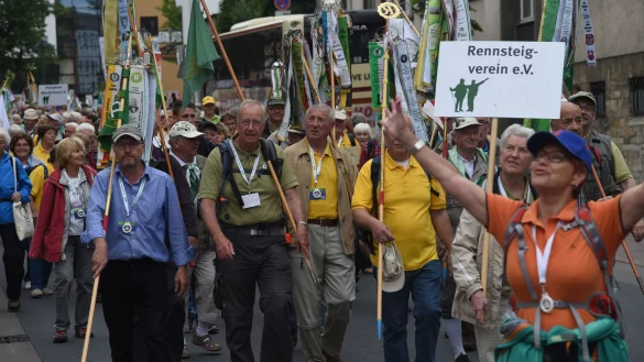 Festumzug: Eine Impression vom Deutschen Wandertag im vergangenen Jahr in Paderborn. In anderthalb Jahren wird es auch in Detmold einen Umzug durch die Stadt gehen. - © Marc Köppelmann