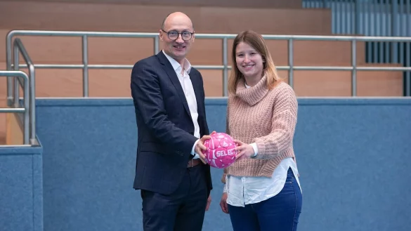 Franzsika Rautauoma &uuml;bernimmt bei der HSG Blomberg-Lippe das Amt der Gesch&auml;ftsf&uuml;hrerin. Mit im Bild Beiratsvorsitzender Jens Genge. - &copy; Weibz.Fotografie
