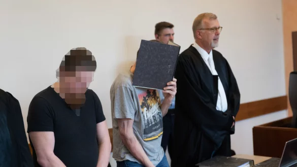 Anspannung in Saal 165: Beim Eintreten der Kammer starrt Mario S. (links) auf den Tisch, w&auml;hrend sich der am ganzen K&ouml;rper zitternde Andreas V. am Tisch festhalten muss. Neben ihm steht sein Verteidiger Johannes Salmen. - &copy; Jannik Stodiek