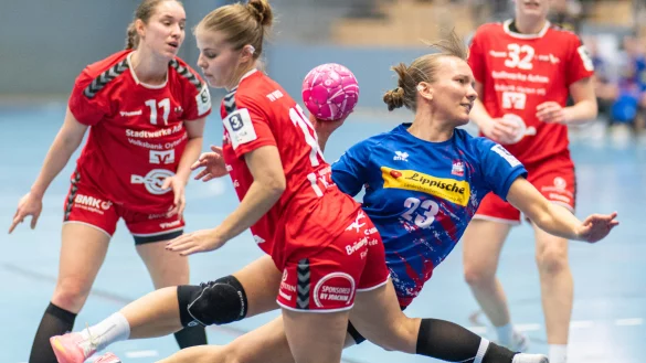 Ruslana Litvinov von der HSG Blomberg-Lippe II setzt sich stark gegen gleich drei Gegenspielerinnen des TV Oyten in Szene. - &copy; Egon Penner