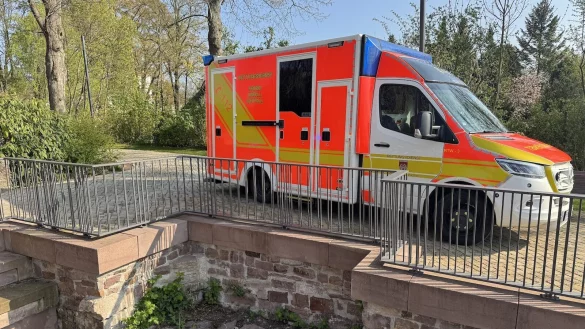 Der Mann fiel in den vor kurzem erst eingezäunten geöffneten Bachlauf in Höxter. - © Feuerwehr Höxter