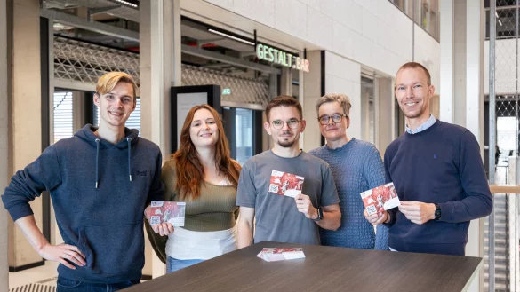 Laden zum Trinnovation OWL Science Slam: Jan Lukas Fr&uuml;nd, Katrin Thaler, Jan Pilgrim, Stefanie Meyerj&uuml;rgen, Nikolas Rolf (von links). - &copy; TH OWL