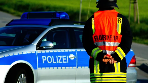 Einsatzkr&auml;fte streuten die &Ouml;lspuren ab. - &copy; Symbolbild:Pixabay