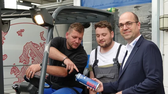Dinol-Gesch&auml;ftsf&uuml;hrer Mark Feldmann (rechts) mit einem Produktcheck bei Kai-Niklas Ha&szlig;e (stehend) und Sebastian Hellweg (auf dem Gabelstapler). - &copy; Axel B&uuml;rger