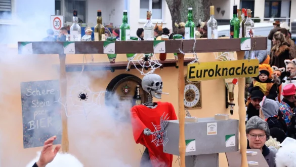 Das Kiffen ist in Steinheim an den tollen Tagen in der Innenstadt teilweise verboten. Und was ist mit dem exzessiven Trinken? 2023 die Euroknacker mit einem Skelett an der Theke durch die Innenstadt. Foto: David Schellenberg - © David Schellenberg