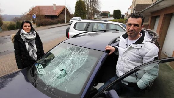 Großer Schaden: Viel teurer als die geborstene Scheibe kommt das verzogene Dach. Es läuft auf einen Totalschaden bei dem Passat hinaus, sagen Sajo Besic und seine Frau Vanessa. - © Bernhard Preuß