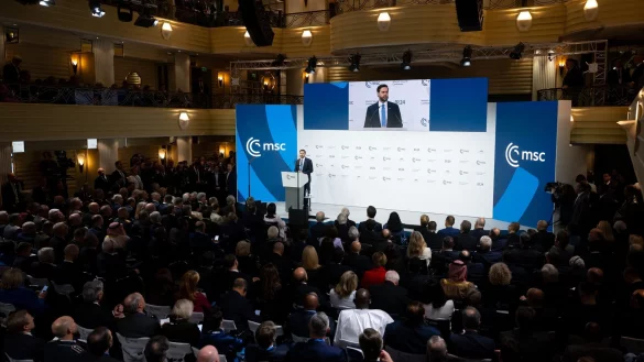 Bei der 61. M&uuml;nchner Sicherheitskonferenz tauschen sich hochrangige Diplomaten zur aktuellen Weltpolitik aus. Auch Elmar Brok aus Bielefeld ist dabei. - &copy; Sven Hoppe/dpa