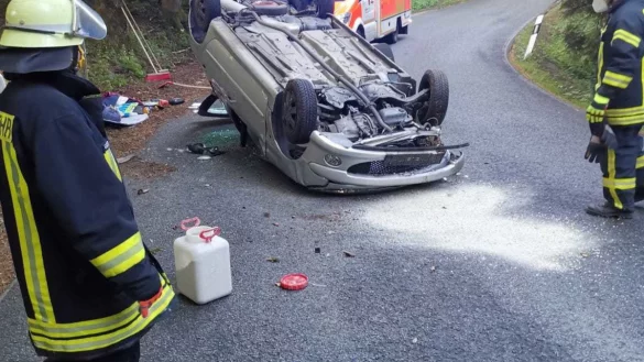 Eine D&ouml;rentruperin ist mit ihrem Peugeot auf der Niedermeiner Stra&szlig;e gegen einen Baum geprallt. Der Pkw kippte aufs Dach. - &copy; Feuerwehr Kalletal