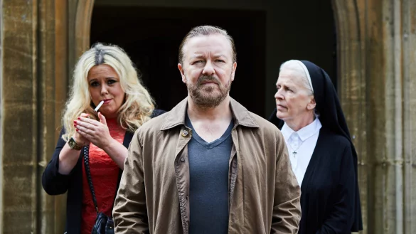 Tony (Ricky Gervais) findet sich nach dem Tod seiner Frau nur schwer zurecht. Auf dem Weg durch seine H&ouml;lle begegegnet ihm auch die Prostituierte Daphne (links, Roisin Conaty). - &copy; Natalie Seery/Netflix