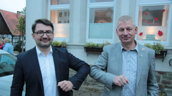 Christian Sauter (links) gratuliert Frank Meier zum Wahlsieg. - &copy; Carolin Brokmann-F&ouml;rster