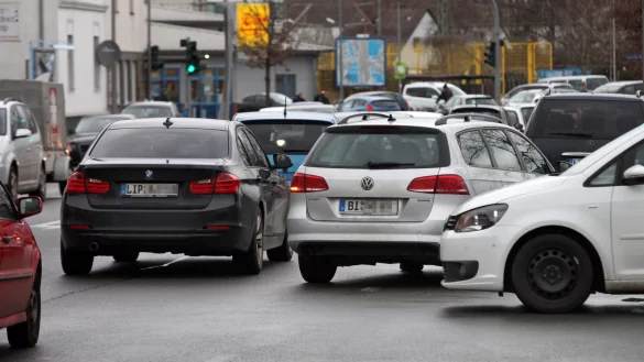 Es ist nicht zu fassen, diese Automassen. Kritiker bezweifeln allerdings, dass eine Umgehung in Gestalt der B239n den zähen Verkehr, wie hier in Lage, viel flüssiger machen würde. - © Bernhard Preuss