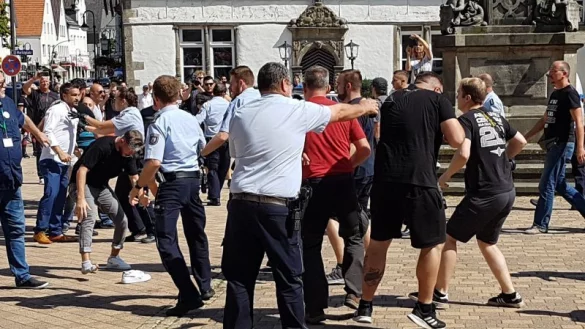 W&auml;hrend einer Mahnwache der "Rechten" gab es eine Auseinandersetzung mit Gegendemonstranten. - &copy; Marianne Schwarzer