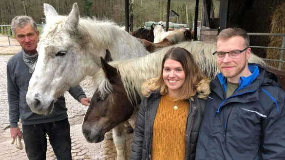 Kutscher Friedrich Hensel (von links) sowie das Hochzeitspaar Vivien und Dennis Fieseler sind wohlauf. Und auch dem Schimmel geht es wieder gut. - &copy; Sven Kienscherf