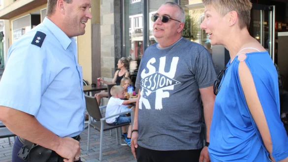 Sucht den direkten Kontakt zu den B&uuml;rgern: (von links) Der Bezirksdienstbeamte J&ouml;rg Th&auml;sler im Gespr&auml;ch mit J&ouml;rn Glaser und Melanie Danger. - &copy; Sandra Castrup