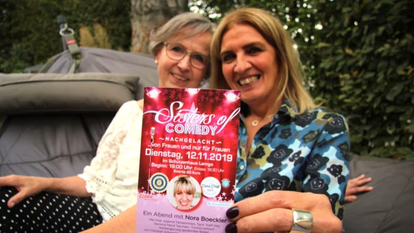 Karten sichern: Das empfehlen Erika Gronstedt (links) und Sabine Cord-Sprick allen Frauen, die Lust auf einen entspannten Abend haben und dabei noch Gutes tun wollen.&nbsp; - &copy; Katrin Kantelberg