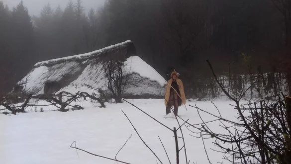 &Ouml;tzis Kleidung h&auml;lt warm: Museumsdirektor Karl Banghard hat Mantel, Schuhe und Beinlinge gleich ausprobiert. Und festgestellt, dass ihm  damit auch bei Schnee nicht kalt wird. - &copy; Marcus Coesfeld