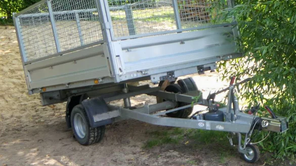 Dieser Anh&auml;nger wurde durch eine unbekannte Kippfunktion auf dem Au&szlig;engel&auml;nder der Lemgoer Kita zur t&ouml;dlichen Gefahr. - &copy; Polizei Lippe