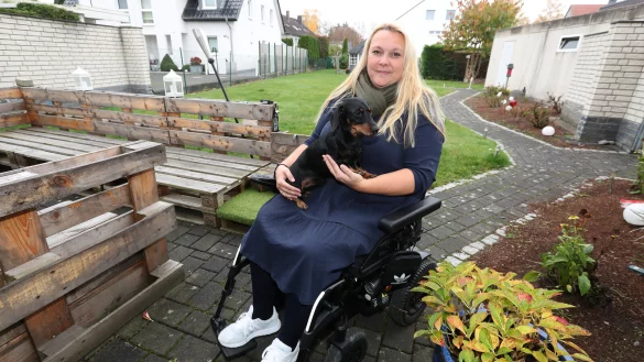 Anke Rustemeier leidet an der seltenen Krankheit PLS und kann sich draußen nur noch mit dem Rollstuhl fortbewegen. - © Wolfgang Rudolf
