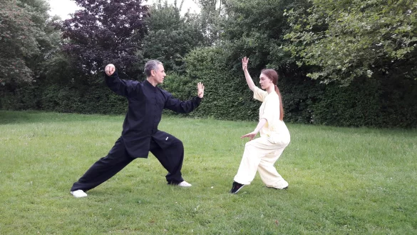 &Uuml;bung im Gr&uuml;nen: Der Vorsitzende des Wushu- und Kampfkunst Clubs Lippe, Sergej Merten, mit seinem Sch&uuml;tzling Lorien G&ouml;ner. - &copy; Katja G&ouml;ner