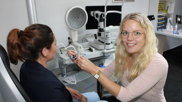 Augenoptikermeisterin Stefanie Dowe liebt ihren Beruf. Mit der Teilnahme bei Germany’s Power People möchte sie für dieses Handwerk werben. - © Sandra Castrup (LZ)