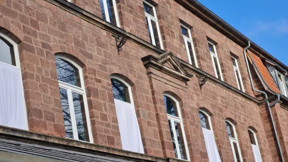 Auch die Grundschule am Weinberg hat als Symbol einige Fenster wei&szlig; verh&auml;ngt. - &copy; Marianne Schwarzer(LZ)