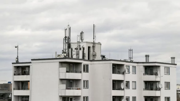 Mobilfunkantennen auf dem Dach eines Wohnhauses. Die f&uuml;nfte Mobilfunkgeneration (5G) wird einer Studie zufolge in Zukunft nicht nur beim mobilen Datenverkehr eine tragende Rolle spielen, sondern auch immer h&auml;ufiger f&uuml;r einen funkgebundenen Hausanschluss genutzt werden. - &copy; Jens Kalaene/dpa-Zentralbild/dpa