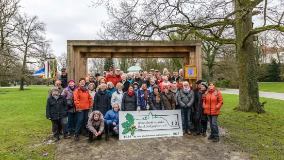 Gerne unterwegs: Regelm&auml;&szlig;ig brechen die Wanderfreunde Bad Salzuflen zu gr&ouml;&szlig;eren Touren auf. Insbesondere die Halbtageswanderungen, die jeden Mittwoch vor dem Kurgastzentrum starten, sind Tradition. - &copy; Klaus-Dieter Glaeser