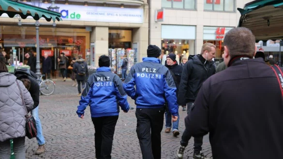 Wollen aufkl&auml;ren: Aktivisten der Pelz-Polizei in einer Fu&szlig;g&auml;ngerzone in M&uuml;nster. - &copy; Deutsches Tierschutzb&uuml;ro