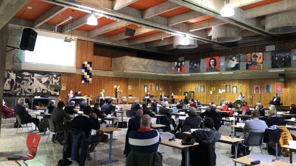 Der Stadtrat tagt unter Corona-Bedingungen im P&auml;dagogischen Zentrum der Realschule am Heldmanskamp. Sprich: Maske ab nur am Mikrofon und immer sch&ouml;n Abstand halten. - &copy; Till Brand