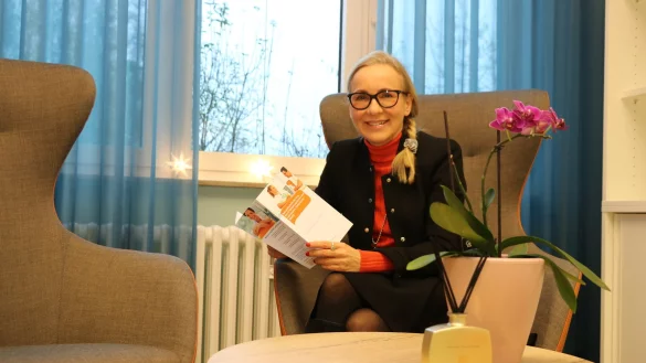 Die neue Ärztliche Direktorin des Bad Salzufler Reha-Zentrums, Dr. Ellen Dreier, sitzt in ihrem Büro. Seit Oktober ist sie in der Kurstadt tätig. - © Alexandra Schaller