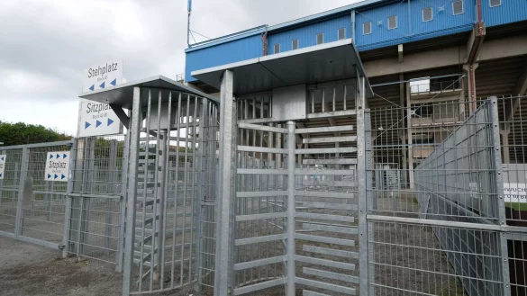 Gewaltt&auml;tige Fans des VfB Stuttgart sollen versucht haben, die Kontrollen des Arminia-Ordnungsdienstes im G&auml;stezugang vor der Sch&uuml;co Arena zu &uuml;berrennen. - &copy; Archivfoto: Andreas Fr&uuml;cht