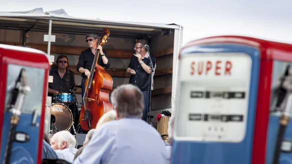 Musik an der Museumstanke: Zwischen den alten Säulen sorgt Dieter Kropp (rechts) gemeinsam mit den Hamburger Jungs der Band "8 to the Bar" für die richtigen Töne. - © Torben Gocke