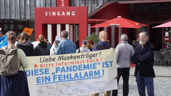 Anti-Corona-Demo in Paderborn: Burkhart W. (r.) protestierte mit anderen, die teils der rechten Szene zugerechnet werden. - &copy; Linda Janssen