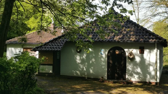 Die Gemeinde Barntrup warb auf Ansichtskarten mit dem Vorzeige-Ausflugslokal inmitten im Wald. Mittlerweile steht die Tannenklause seit Jahren leer. - © Sylvia Frevert