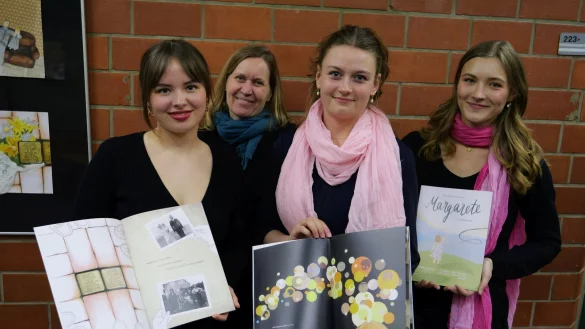 Bilderbuch über "Margarete" steht im Zentrum der Vernissage. Mit Tuuli Keil, Lehrerin Annegret Niehus-Berkemann, Mercedes Szymik und Sophia Elice Lehmann (von links). - © Thomas Krügler
